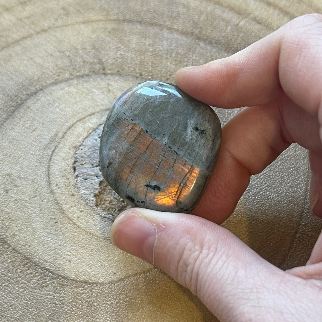 Galet en Labradorite – Qualité AA – Madagascar -Protection ,Gestion émotion
