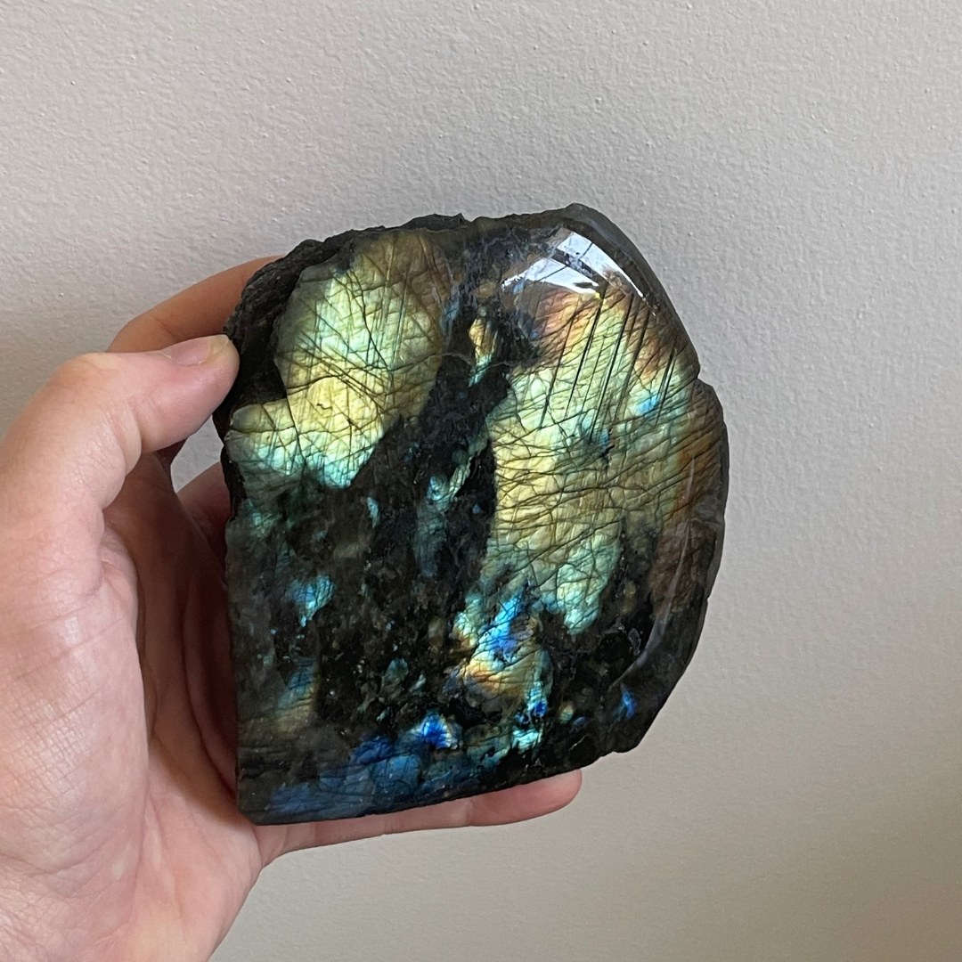 Labradorite Semi-Polie Debout- Hypersensible, Protection, Emotion