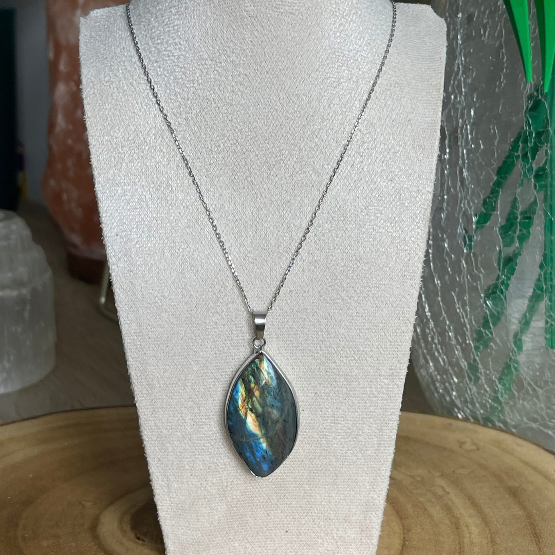 Pendentif Larme en Labradorite Naturelle – Protection & Intuition
