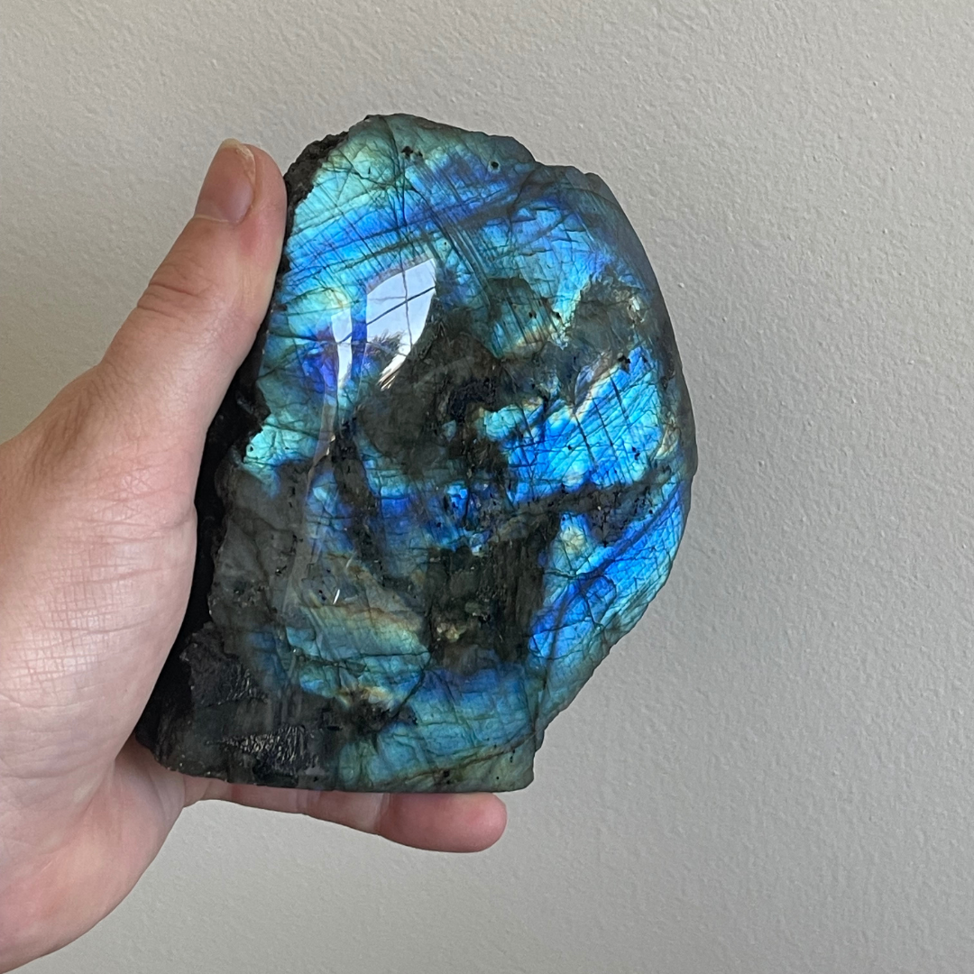 Labradorite Semi-Polie Debout- Hypersensible, Protection, Emotion