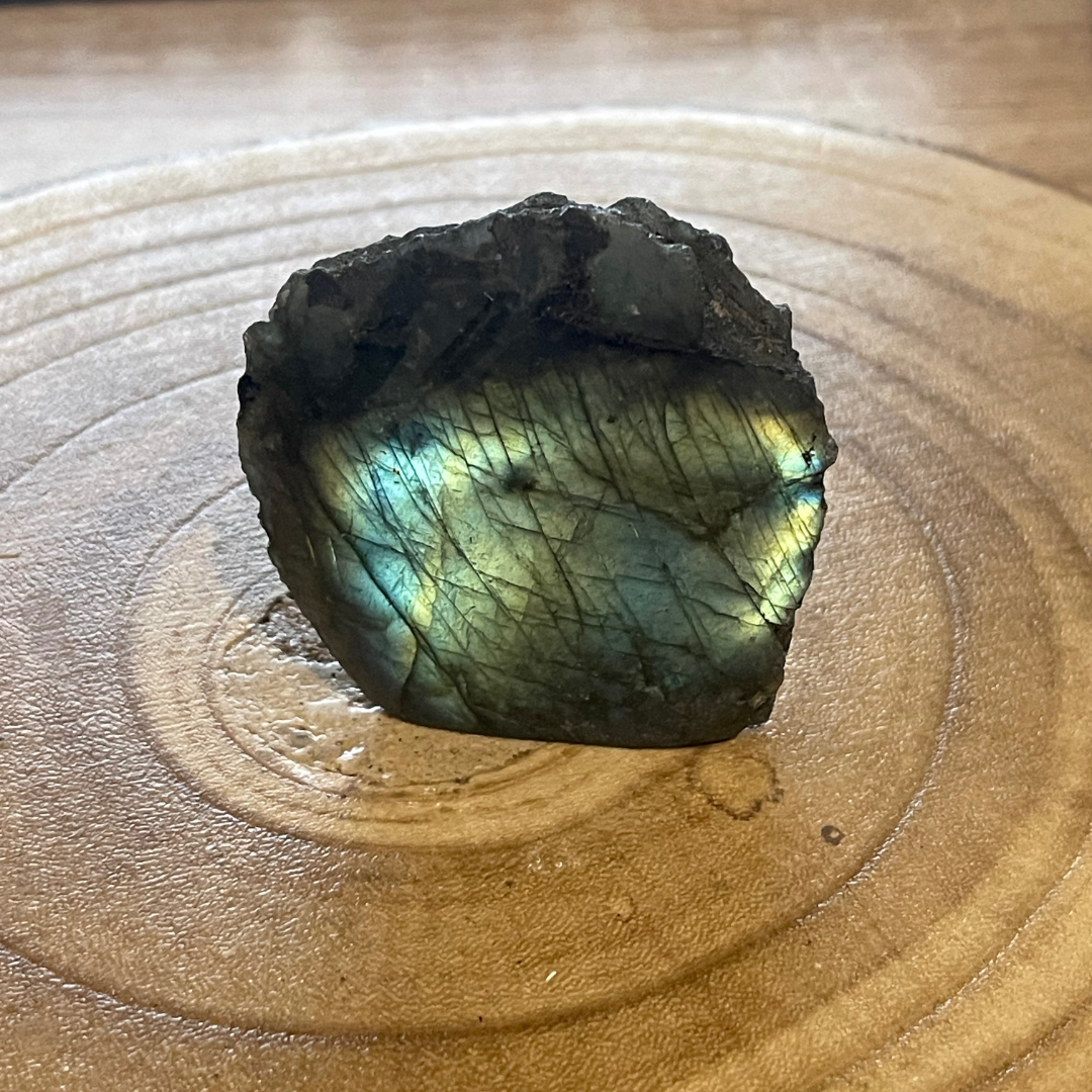 🌌 Labradorite Semi-Polie – Protection & Équilibre Émotionnel