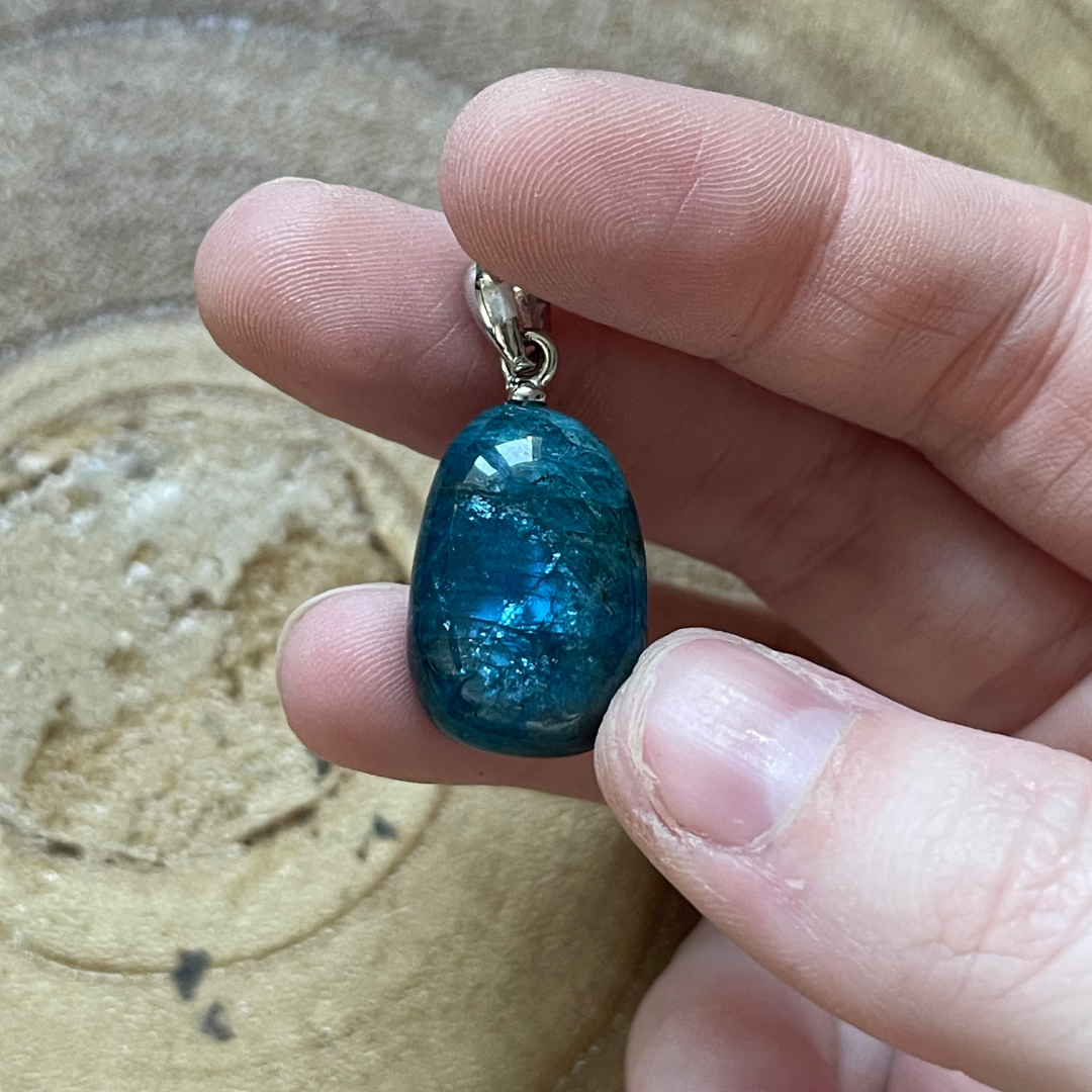 💙 Pendentif en Apatite Bleue – Communication & Clarté