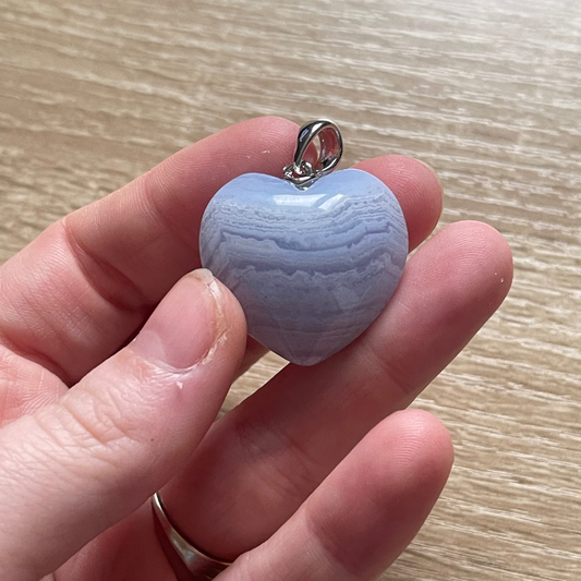 💙 Pendentif en Calcédoine Bleue – Calme & Expression de Soi