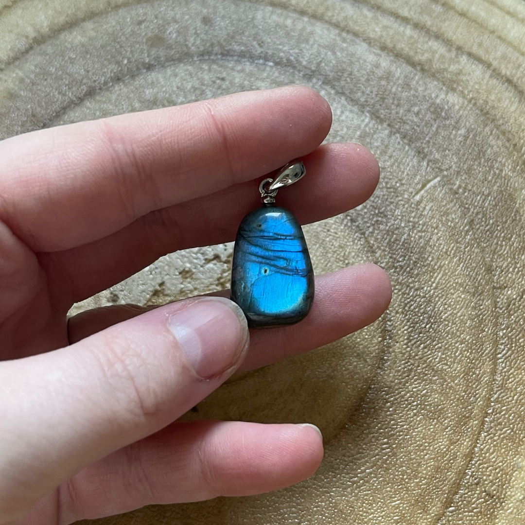 🌌 Pendentif en Labradorite – Protection &amp; Équilibre