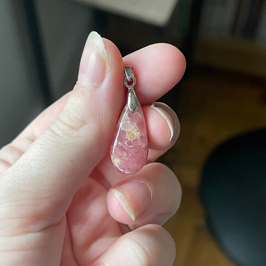 🌸 Pendentif en Rhodochrosite – Confiance & Douceur